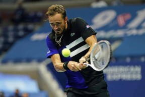 爱游戏体育-阿扎伦卡巅峰对决，穆雷与70激战瑞士队分钟，绝杀胜负难料！的简单介绍